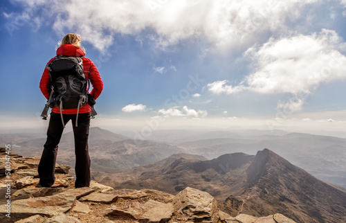 Foto Snowdon hiker young Caucasian active female feeling confident