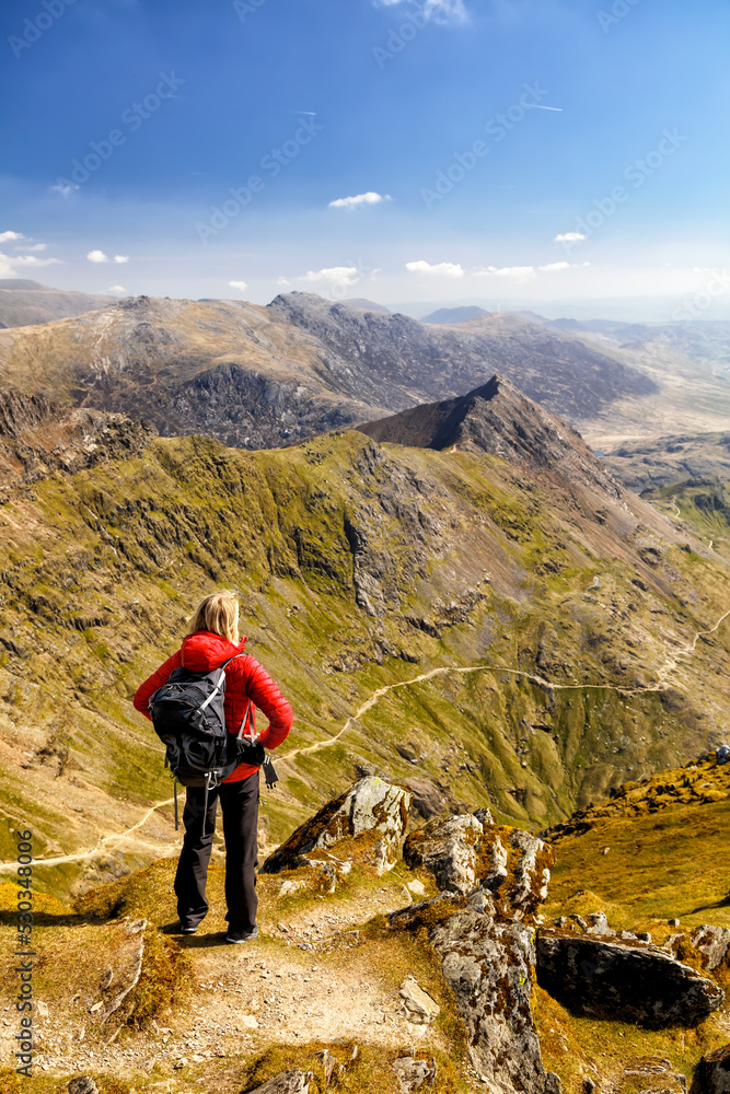 Obraz premium Snowdon scenic mountain scenery viewed by young female