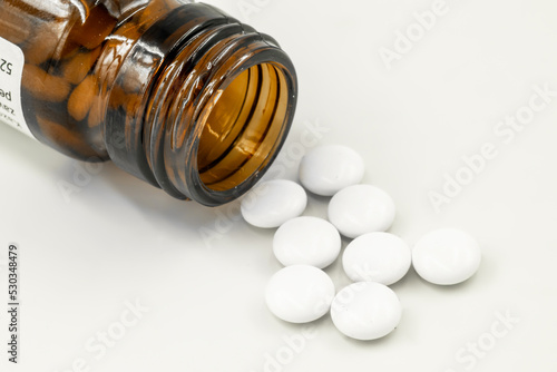 Butelka z rozsypanymi lekami