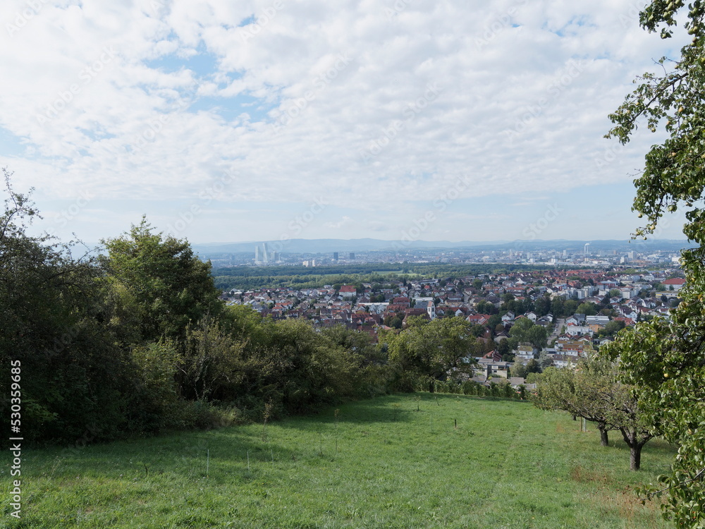 Oberrheinische Landschaften. Basel (Schweiz) und Weil-am-Rhein (Deutschland) bis Huningue (Frankreich) vom Hügel Tullingen in Lörrach aus gesehen