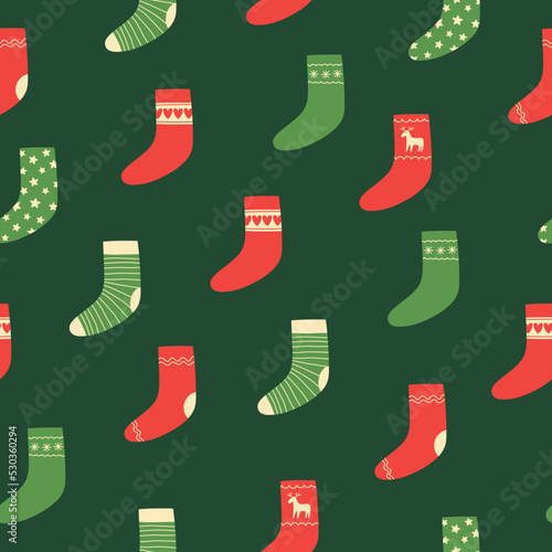 WebSeamless pattern of colorful Christmas socks on green background. Doodle style. Christmas winter background.
