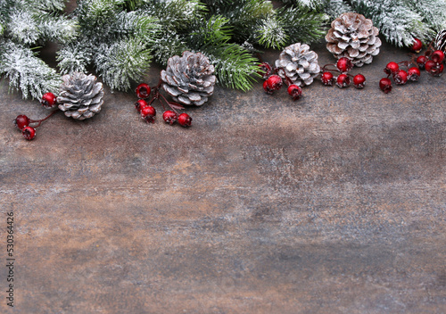 Natürlicher Weihnachtshintergrund mit Tannenzweigen, roten Beeren und Kieferzapfen. photo