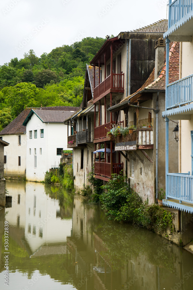La rivière Le Saley (ou Saleis) dans la ville de Salies de Béarn, dans les Pyrénées Atlantiques La rivière Le Saley (ou Saleis) dans la ville de Salies de Béarn, dans les Pyrénées Atlantiques