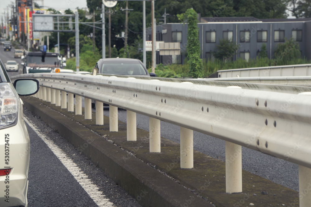 Naklejka premium 中央分離帯 ガードレール 道路 