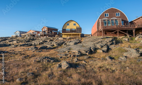 Fotografiet Houses on a rocky ridge in the city of Iqaluit in Nunavut, Canada