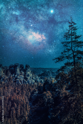 Bei Nacht in der Natur von Bad Schandau. Gebirge und Felsen im Elbsandsteingebirge.