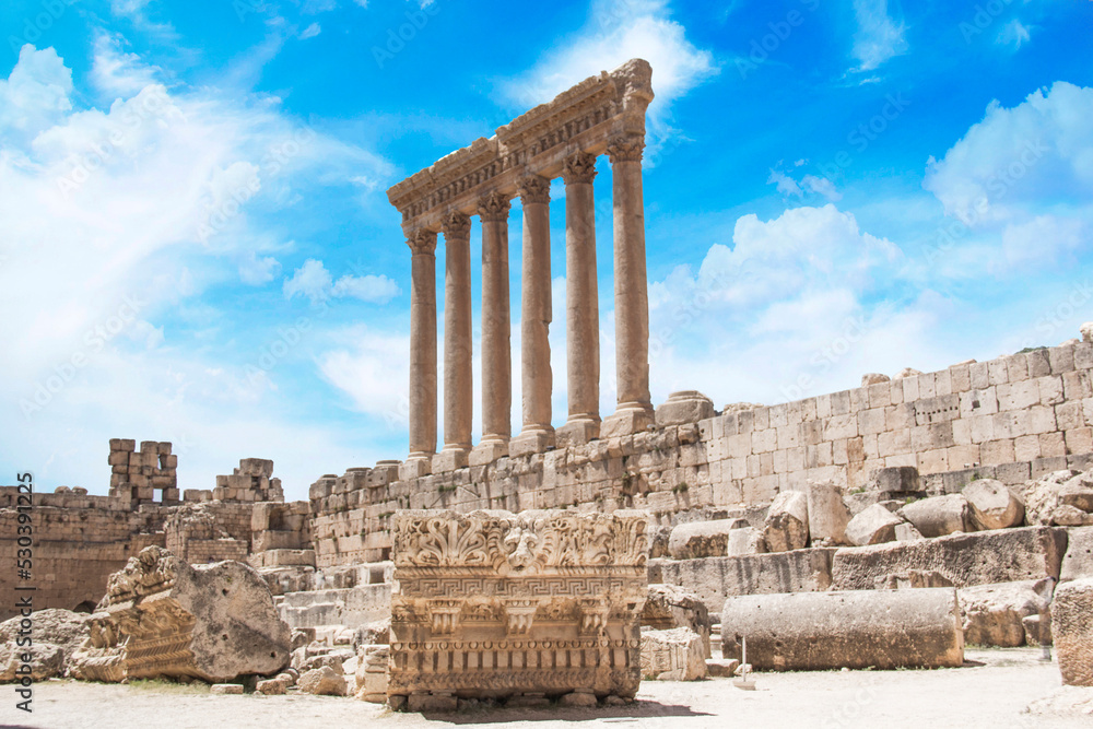 Obraz premium Beautiful view of the Massive columns of the Temple of Jupiter in the ancient city of Baalbek, Lebanon