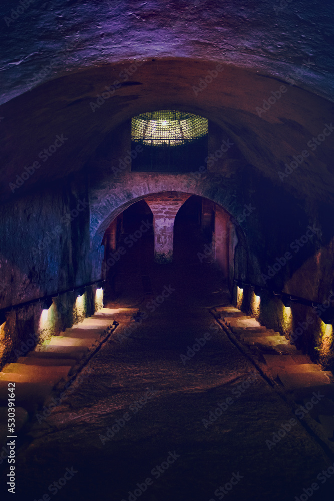 Obraz premium Im dunklen Weinkeller bei Nacht auf Königstein. Burgkeller Gewölbe im dunklen Verlies.