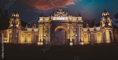 dolmabah  e palace entrance
