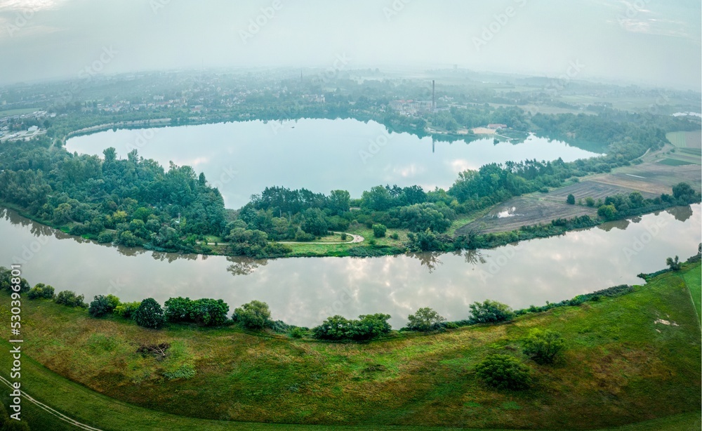 zakole rzeki Odry i kąpielisko Bolko w Opolu w widoku z góry  - obrazy, fototapety, plakaty 