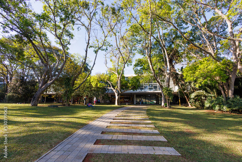 Centro cultural do parque municipal de São Paulo em uma bonita paisagem com muitas arvores 