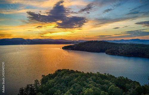 Fototapeta Naklejka Na Ścianę i Meble -  beautiful early morning sunrise on lake jocassee south carolina
