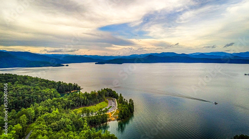 Fototapeta Naklejka Na Ścianę i Meble -  beautiful scenic views at lake jocassee south carolina