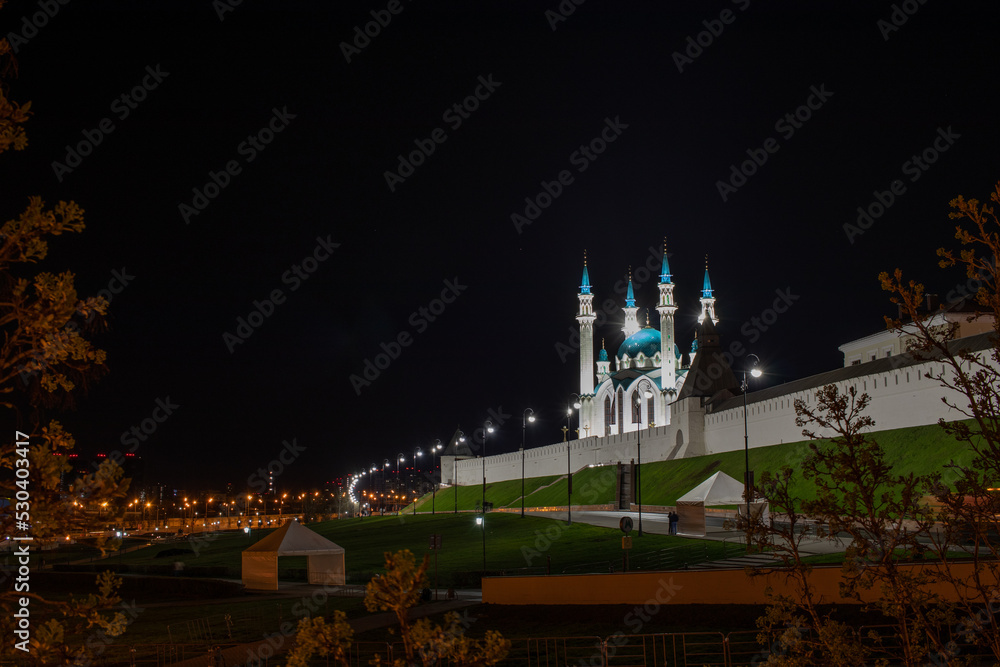 Obraz premium Kul Sharif at night with lights. Kazan, may 2022.