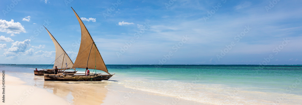 Dhow an einem Strand in Tansania auf Sansibar und blauer Himmel in Afrika, Panorama. - obrazy, fototapety, plakaty 