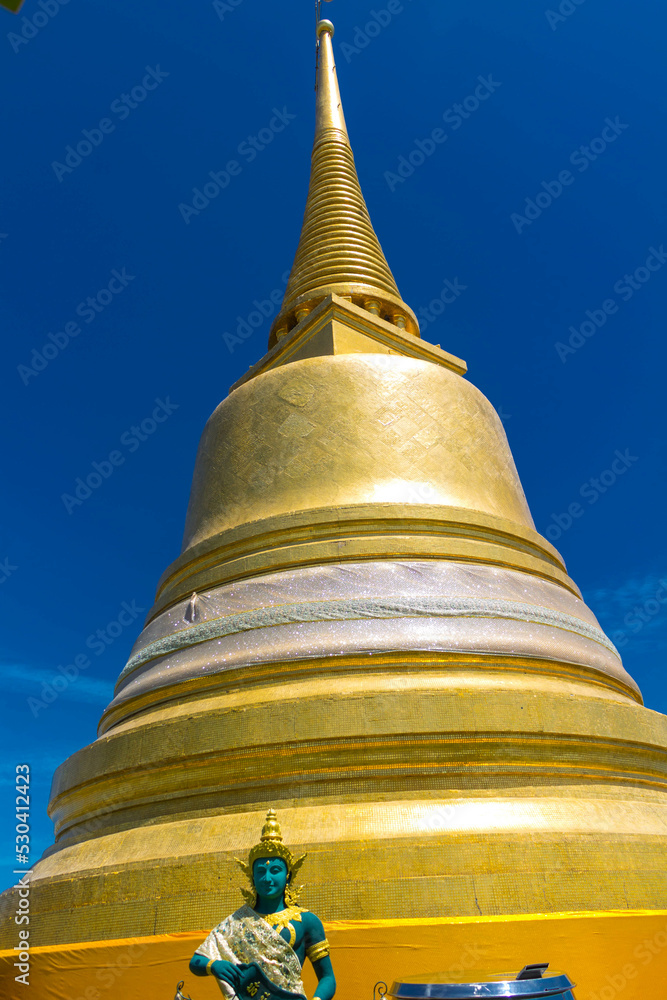 gran pagoda en Wat Saket (montaña de oro) con el cielo azul en bangkok gran pagoda en Wat Saket (montaña de oro) con el cielo azul en bangkok