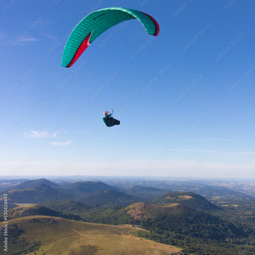 parapente au sommet du Puy-de-Dôme en Auvergne en été parapente au sommet du Puy-de-Dôme en Auvergne en été