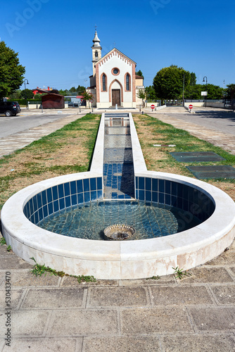Tableau sur toile Decorative water pools and historic church in Abano Terme