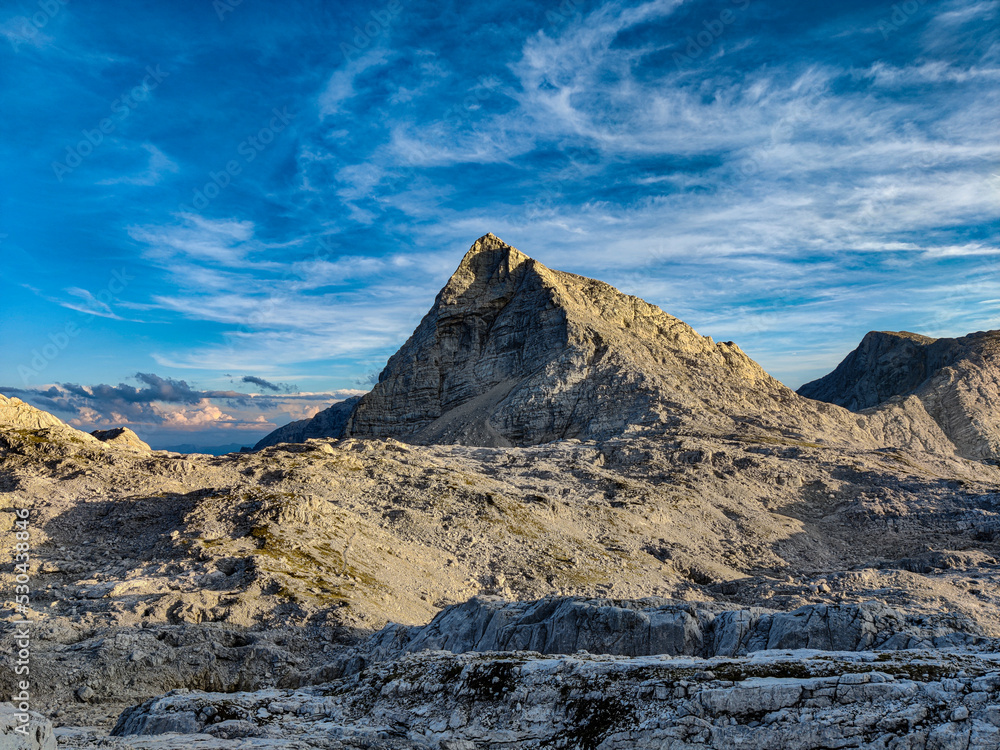 Naklejka premium Hoher felsiger Berg