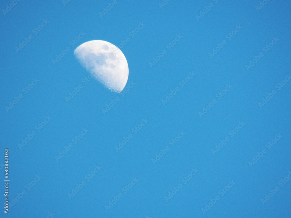 Fotografía de la Lune en creciente, al atardecer Fotografía de la Lune en creciente, al atardecer