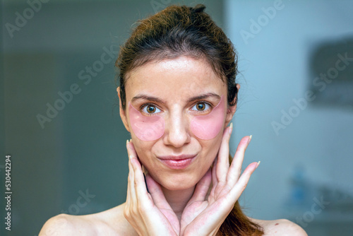 Eye patches with rose water and hyaluronic acid to relieve eye bags and crow's feet wrinkles photo