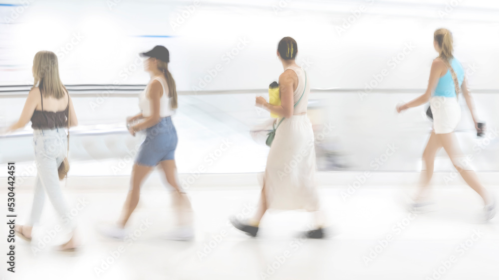 Naklejka premium Light abstract image of people in motion with blurred background