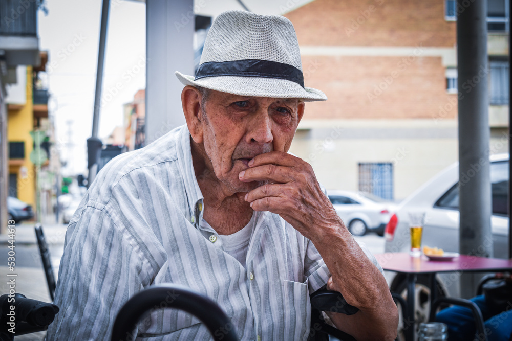 Abuelo anciano expresivo al aire libre con su sombrero - obrazy, fototapety, plakaty 