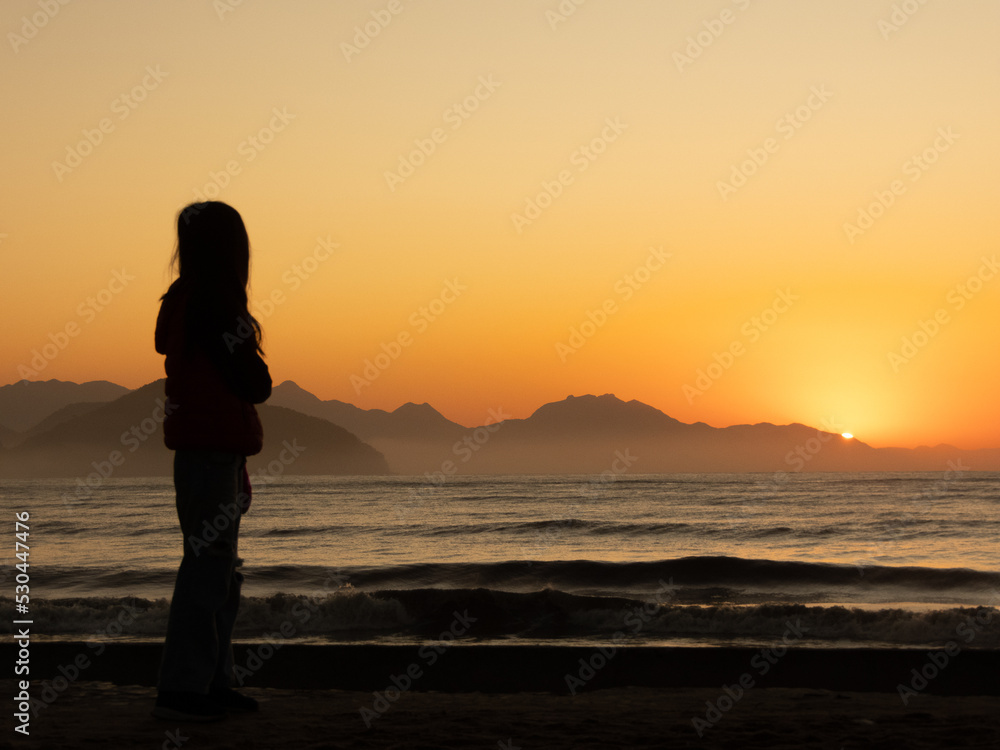  Little girl watch the sunrise