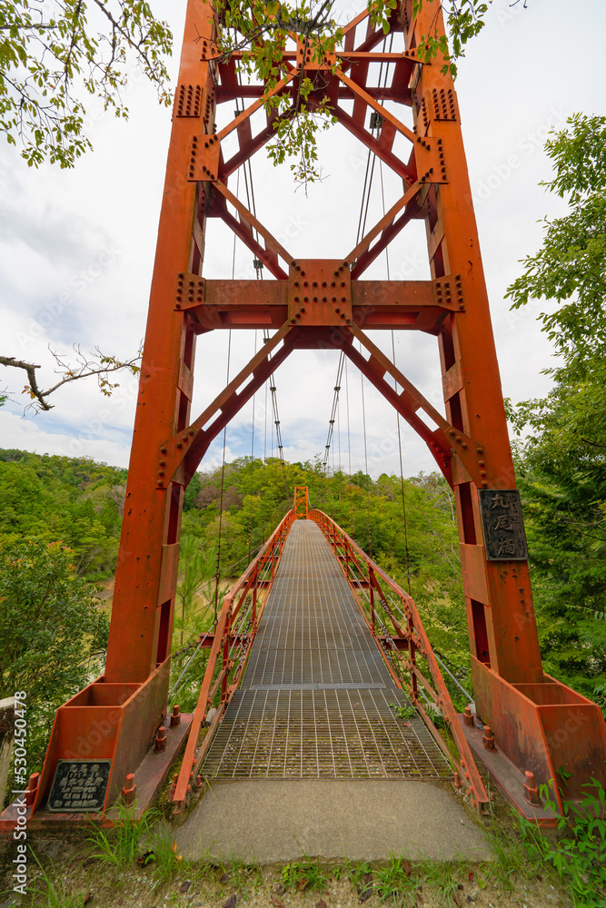 杉村公園の中に架かる赤い吊り橋