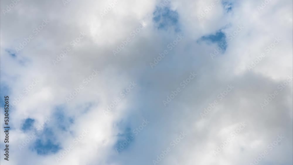 Zeitraffer von schnell vorbeiziehenden Wolken Zeitraffer von schnell vorbeiziehenden Wolken