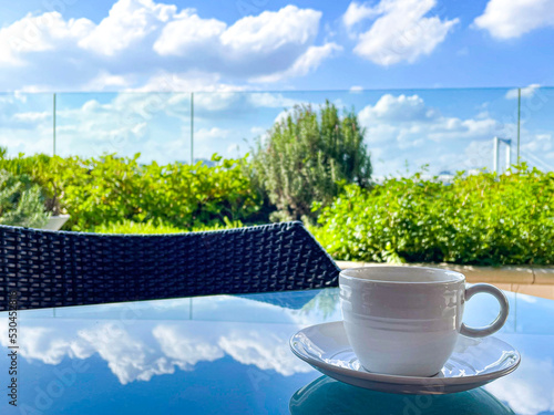 清々しい天気の朝にカフェテラスで飲むコーヒー