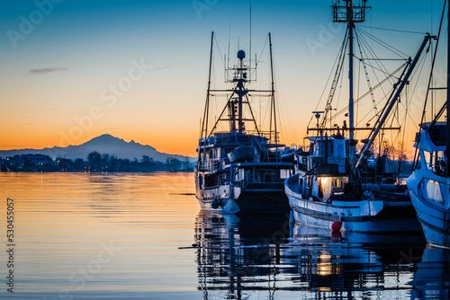 Canvastavla Beautiful fishing boats in British Columbia - some sunsets