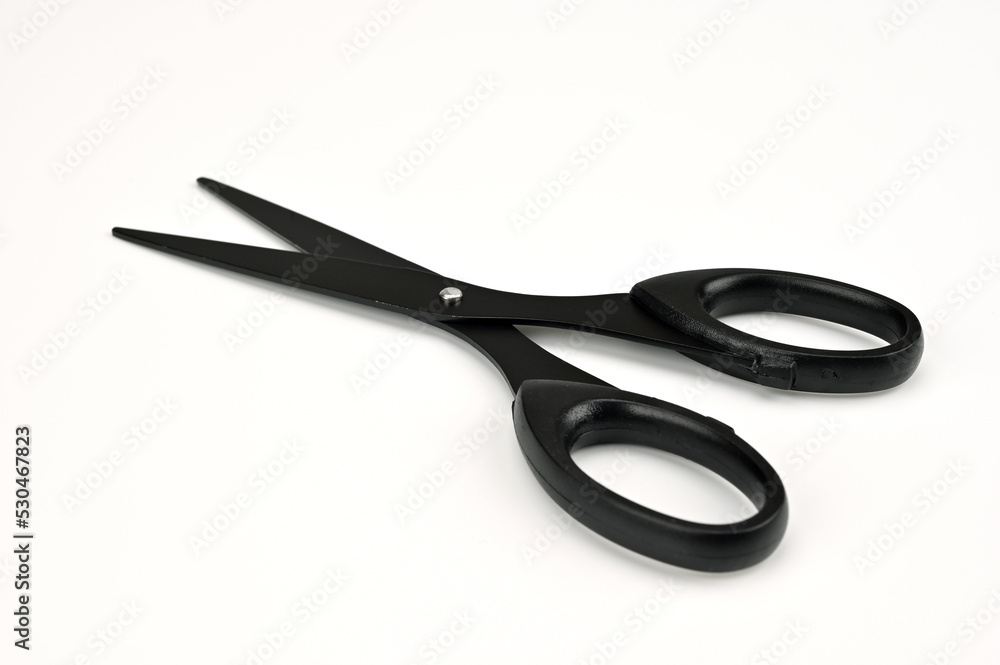 Open the black scissors slightly and slant Open the black scissors slightly and slant