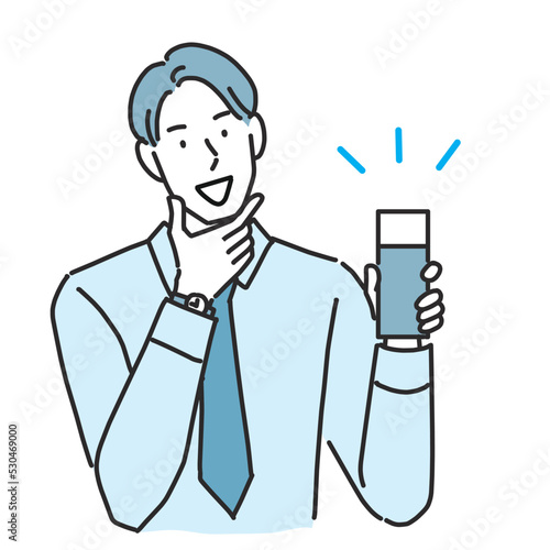 男性用化粧品をお勧めする笑顔の男性