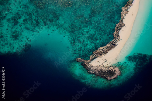 Foto An island in the ocean as seen from above