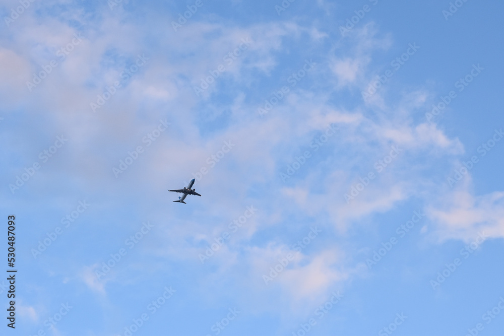 avion comercial de pasajeros con cielo con nubes al atardecer,, concepto de vacaciones y viajes avion comercial de pasajeros con cielo con nubes al atardecer,, concepto de vacaciones y viajes