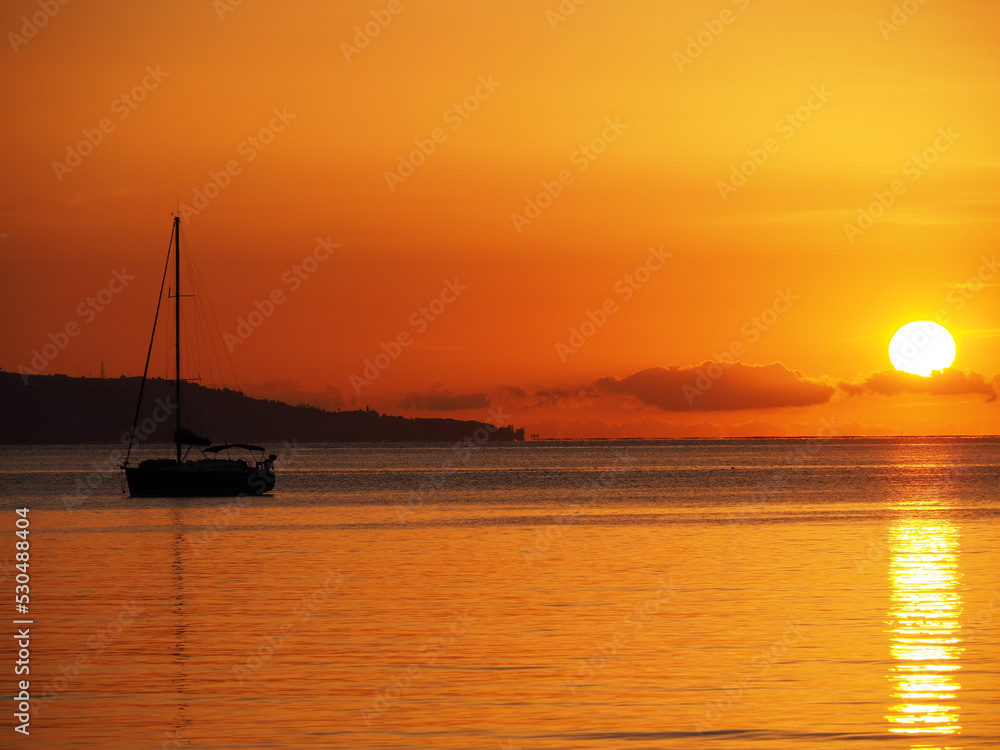 silhouette d'un bateau au lever du soleil - Méditerranée