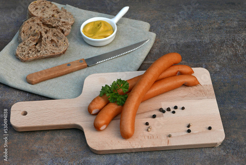 Photography Bockwurst mit Brot und Senf.