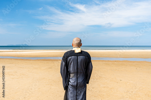 海で僧侶が供養している海洋散骨のイメージ