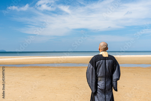 海で僧侶が供養している海洋散骨のイメージ