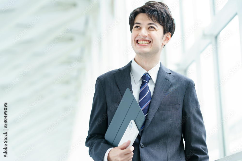 スーツ姿の若手ビジネスマン スーツ姿の若手ビジネスマン