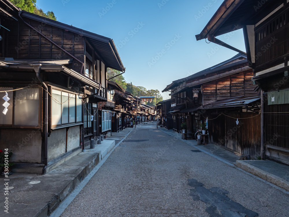 早朝の奈良井宿の街並み