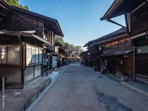 早朝の奈良井宿の街並み © m.nakamura