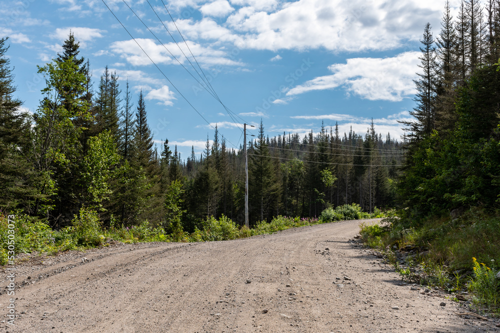 Φωτογραφία View of a dusty road in the Monts-Valin national park, in Canada