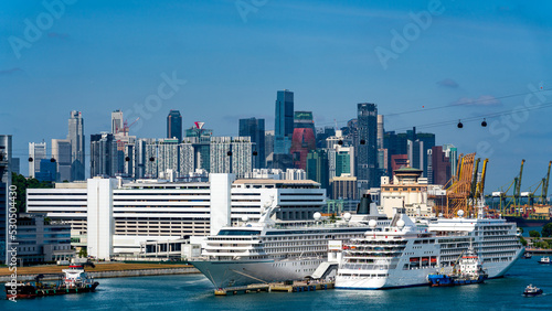 Canvas Print Cruise ships and skyscrapers at Singapore