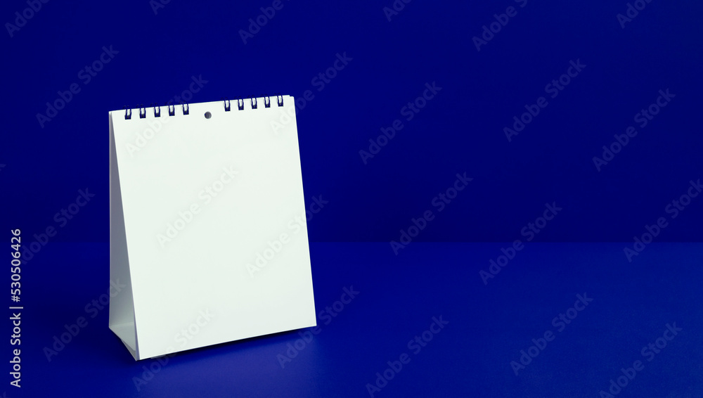 A calendar or a bulletin board on blue background. In addition, it can be used for business, schedule, notebooks, information boards, news, etc. 青背景上のカレンダーまたは掲示板。その他、ビジネス、スケジュ、ノート、案内板、お知らせなどにご利用いただけます A calendar or a bulletin board on blue background. In addition, it can be used for business, schedule, notebooks, information boards, news, etc. 青背景上のカレンダーまたは掲示板。その他、ビジネス、スケジュ、ノート、案内板、お知らせなどにご利用いただけます