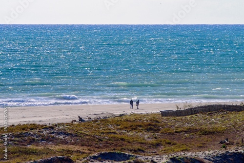 海辺を散歩する2人