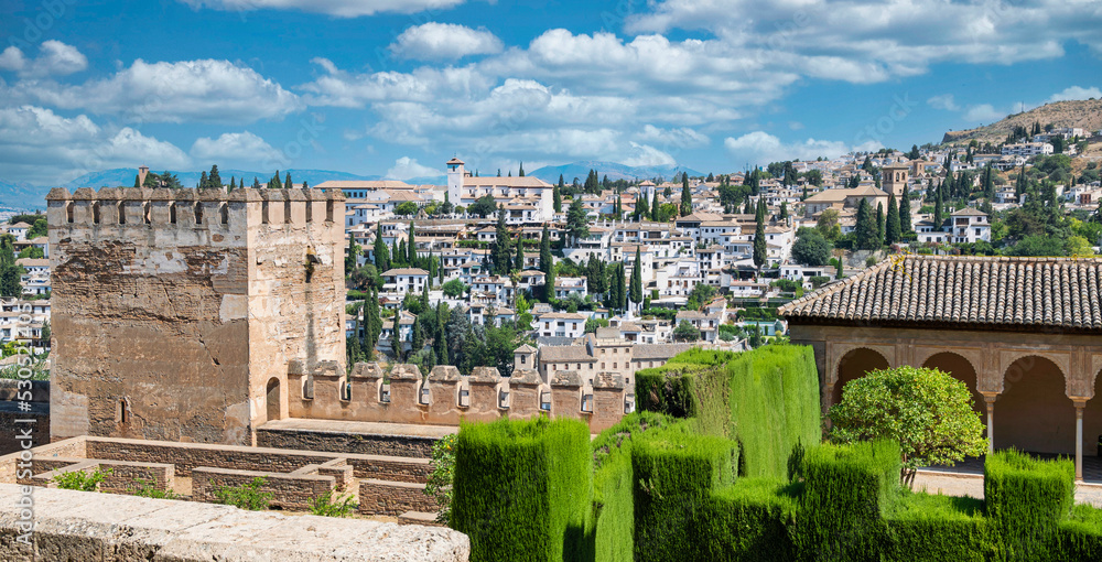 Casas blancas de la ciudad de Granada vistas desde la Alhambra en primer plano, España