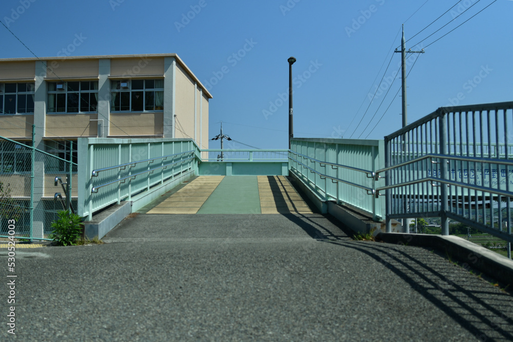 Obraz premium 歩道橋のアプローチ