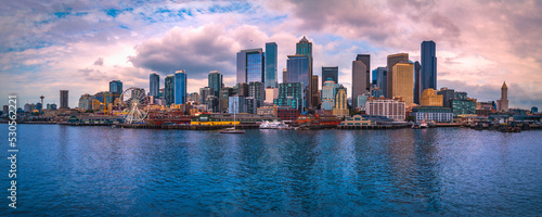 Fotografia Seattle city skyline at sunset, dramatic cloudscape, and the vista of the metrop